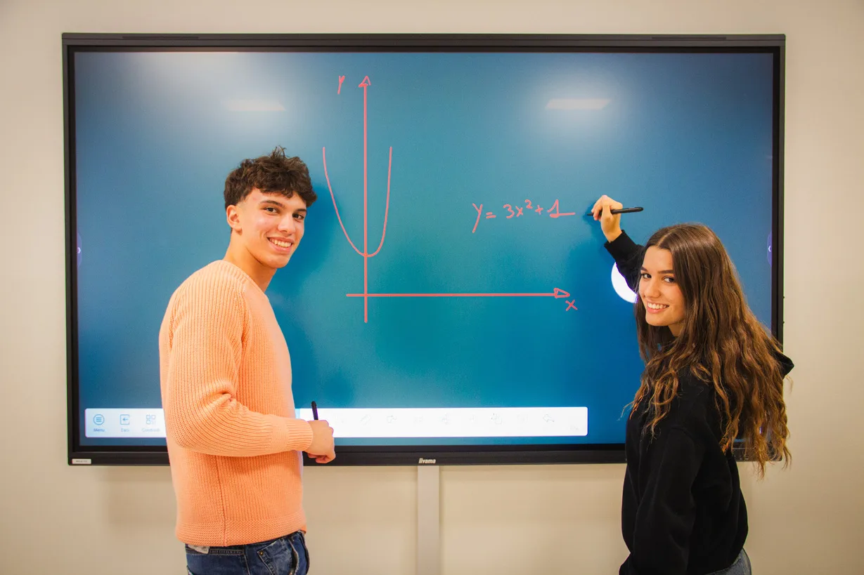 Studenti alla lavagna interattiva in aula