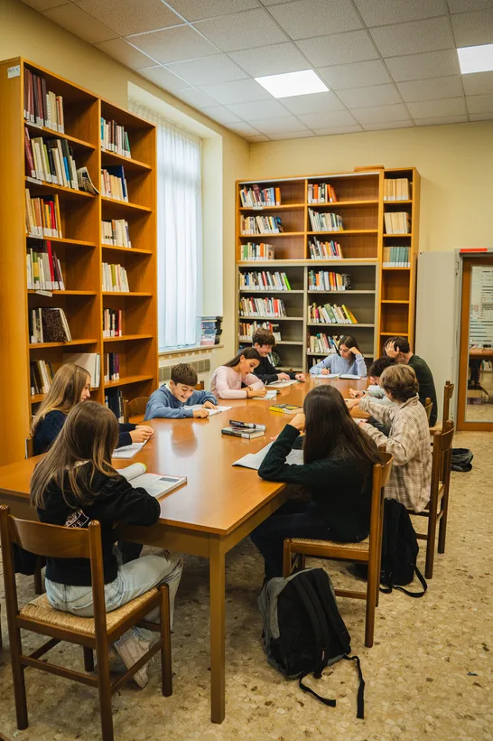 Studenti al lavoro nella biblioteca della scuola