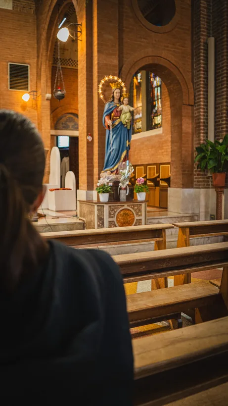 L’interno della chiesa con la statua della Madonna