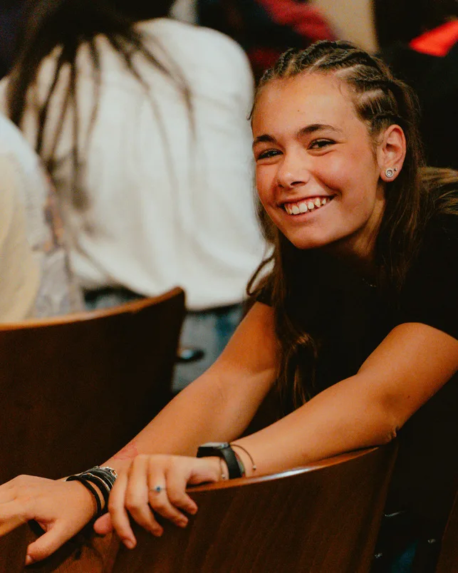 Una ragazza sorride durante un’attività
