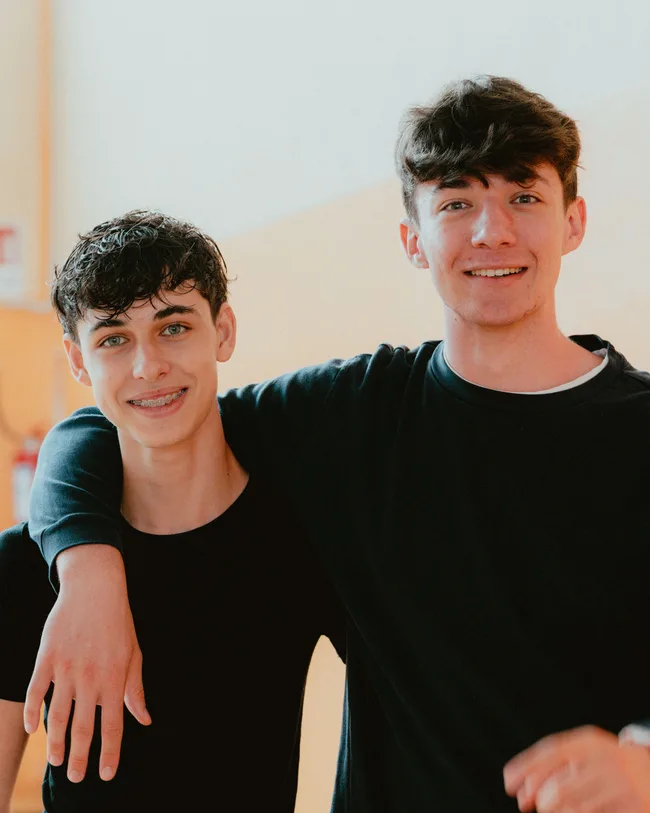Due ragazzi abbracciati