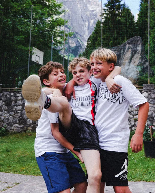 Bambini che giocano nel prato della casa alpina
