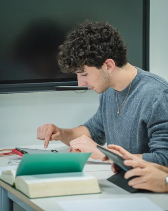 Un ragazzo studia con il tablet