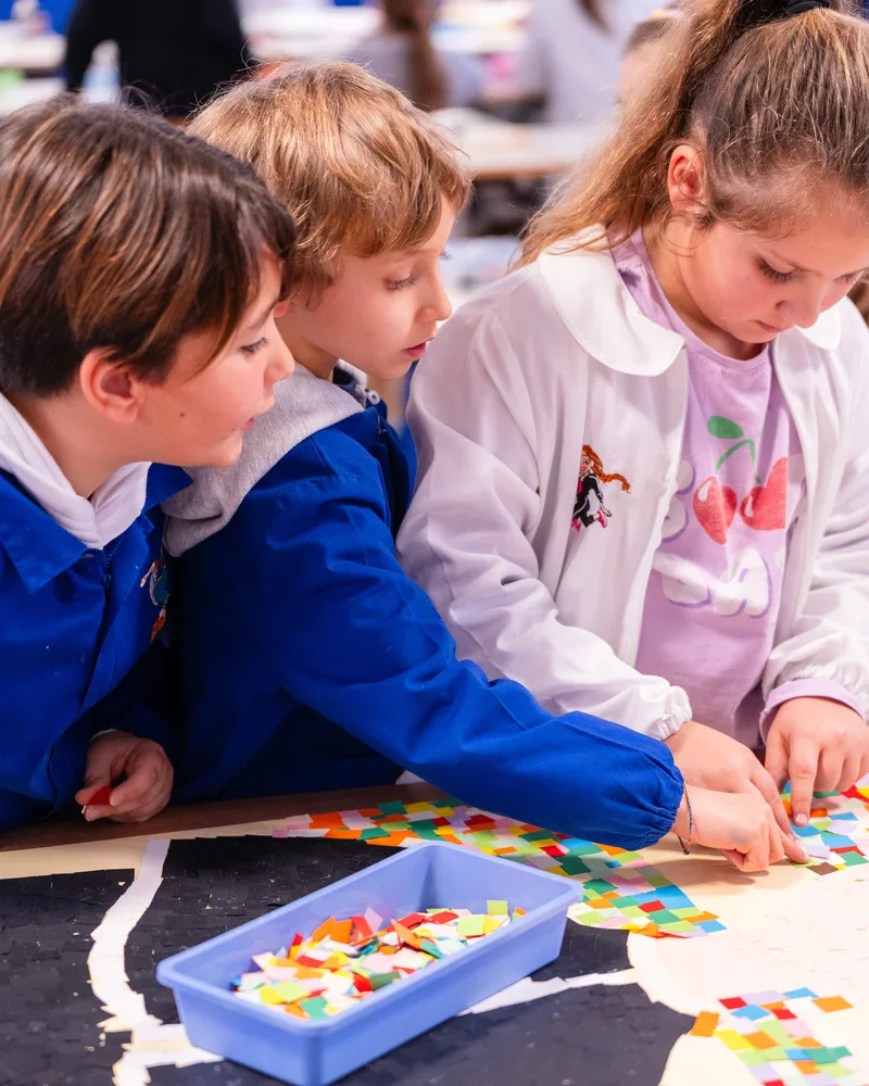 Bambini che giocano con le tessere colorate
