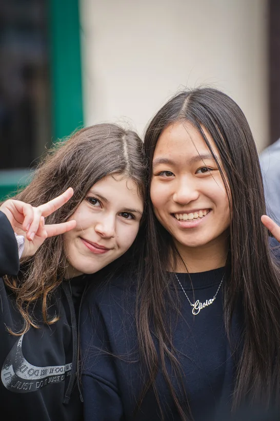 Due ragazze sorridenti durante la ricreazione