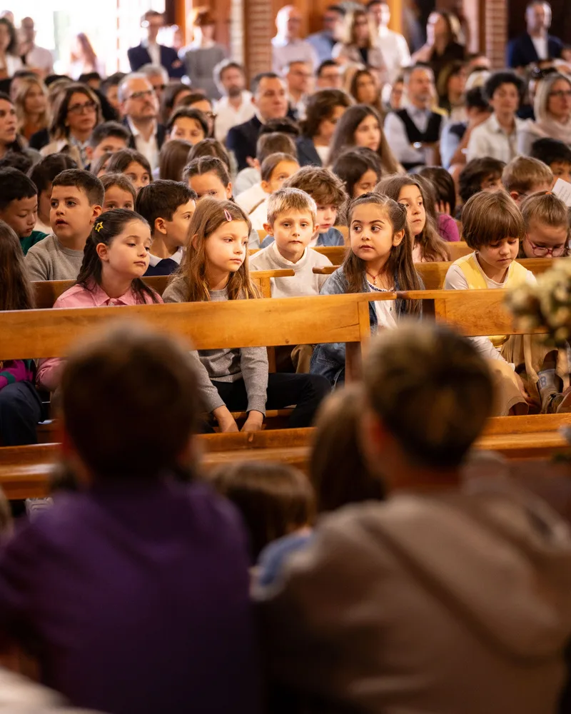 I bambini riuniti in chiesa durante la Santa Messa