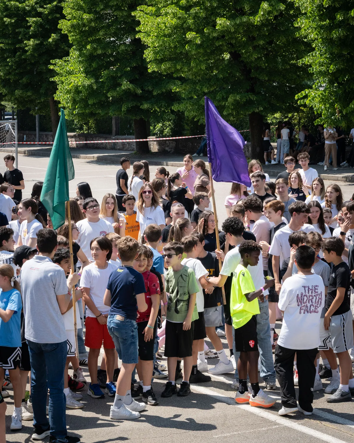 Allievi dell’Astori in cortile con le bandiere della scuola