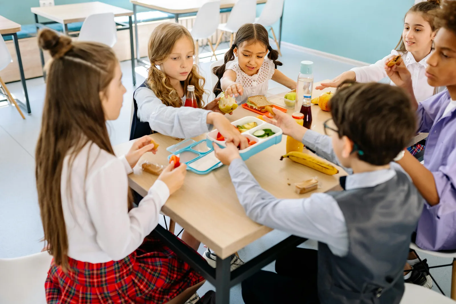 Bambini che pranzano insieme in mensa