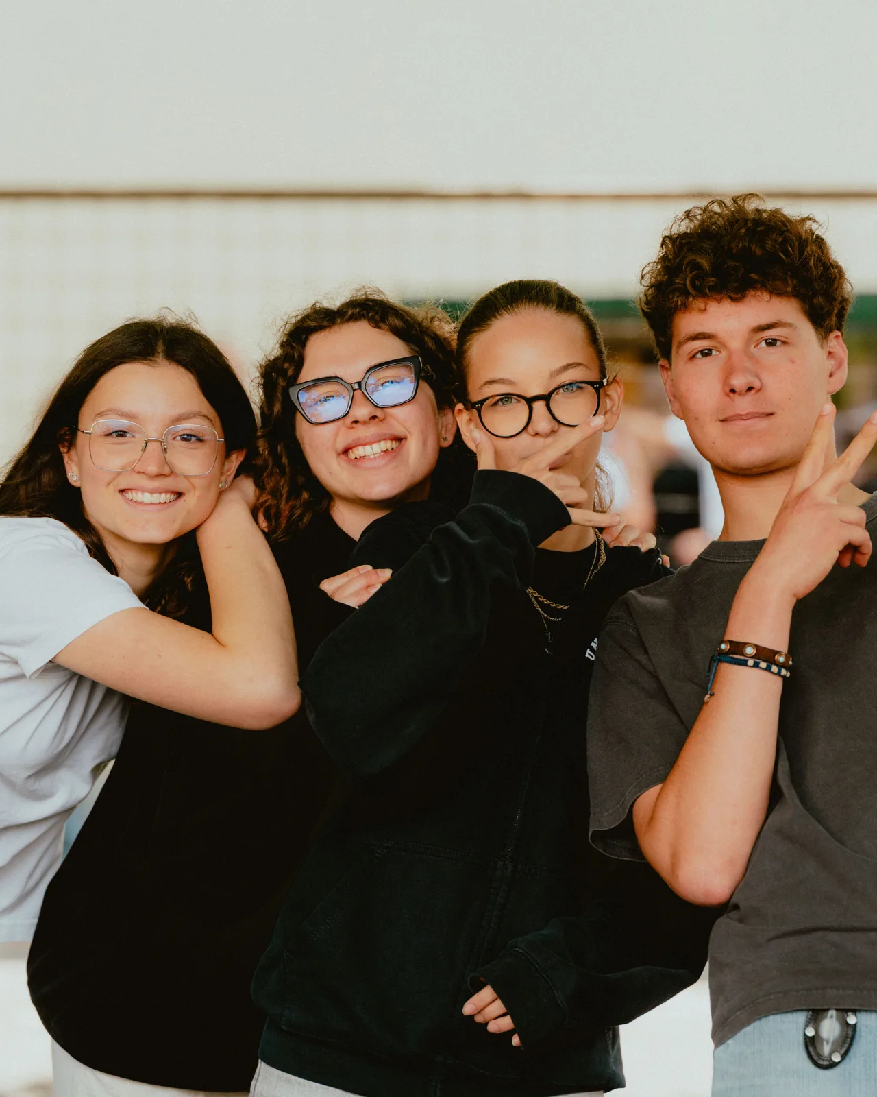 Quattro ragazzi che sorridono e si abbracciano