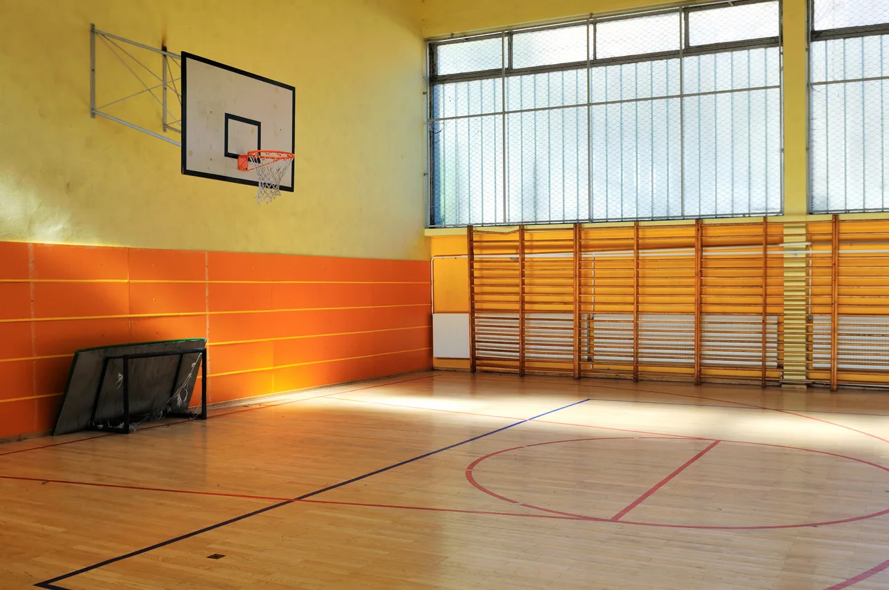 La palestra indoor con il parquet e i canestri