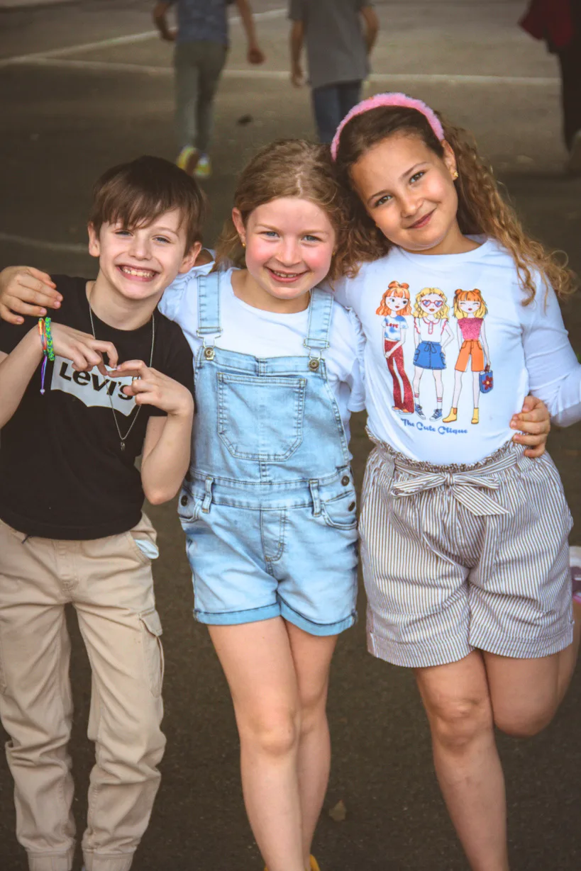 Tre bambini sorridenti abbracciati