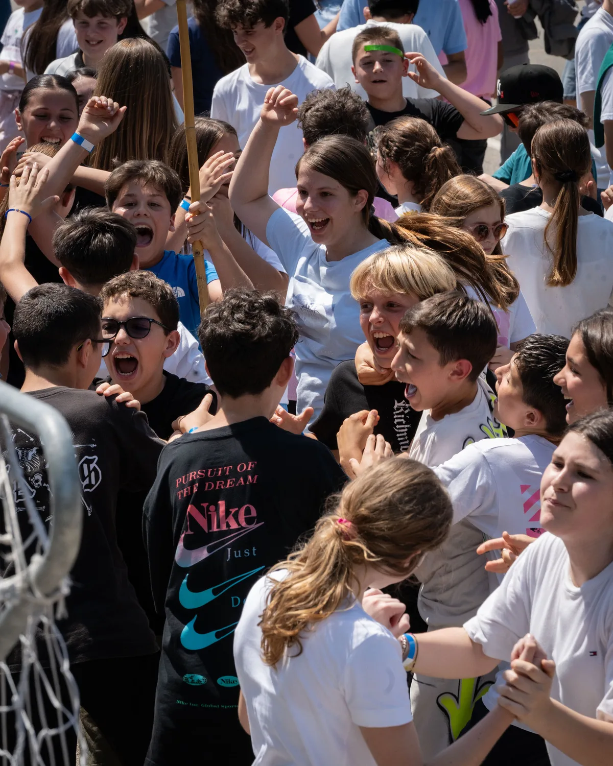 Ragazzi e ragazze che esultano in cortile durante una festa