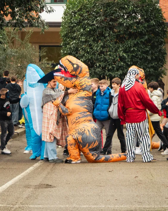 Ragazzi in costume durante una giornata di festa