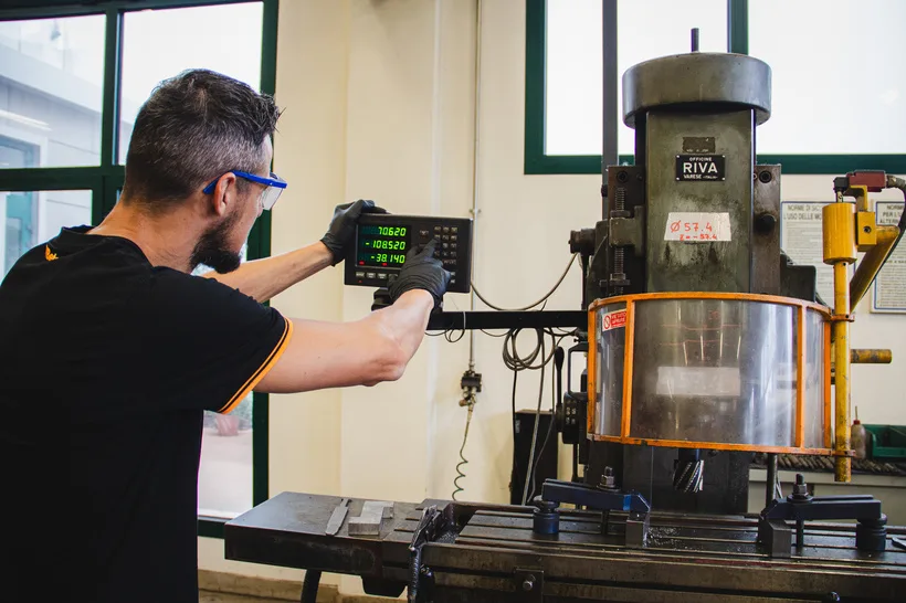 Un tecnico al lavoro su un macchinario nello studio tecnico