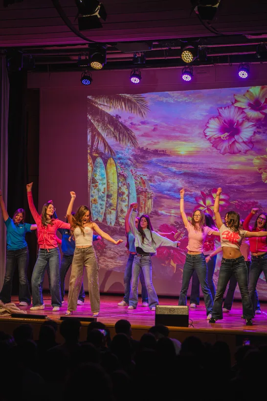 Ragazzi che ballano sul palco del teatro