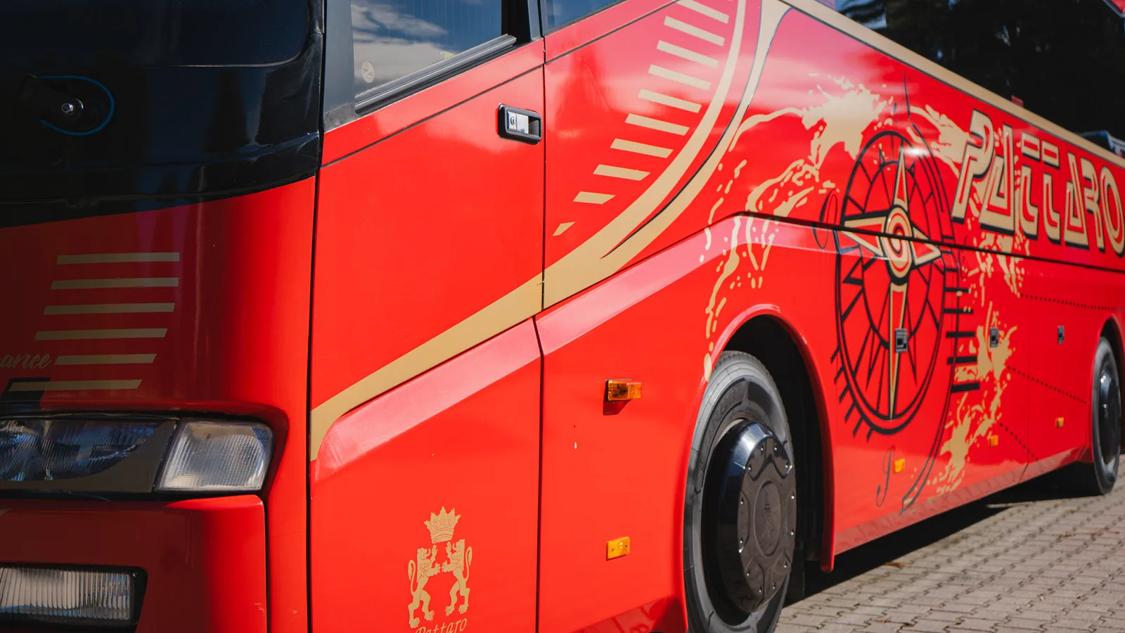 Un autobus rosso della scuola